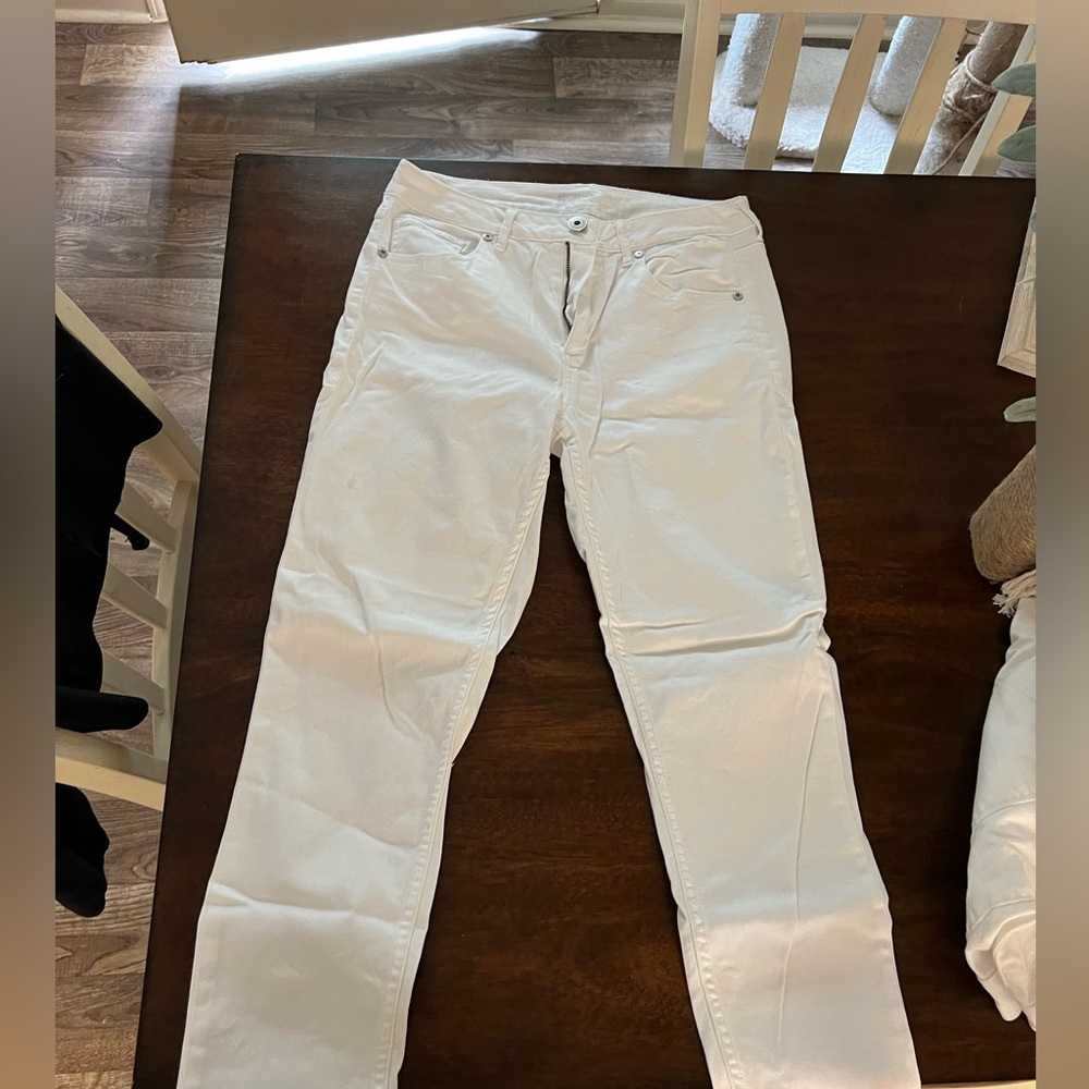 Maurice's white jeans high rise jeans small stain show in pics. Size 9/10 womens